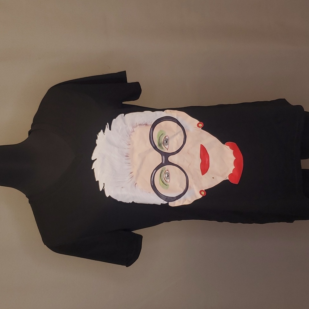 Doris Apfel Tribute T-Shirt V Neck short Sleeves Size Large